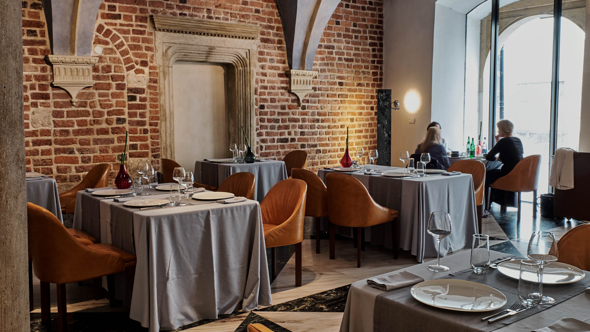 Hotel-warszawa-pieciogwiazkowy-hotel-w-centrum-warszawy-restauracja-szostka
