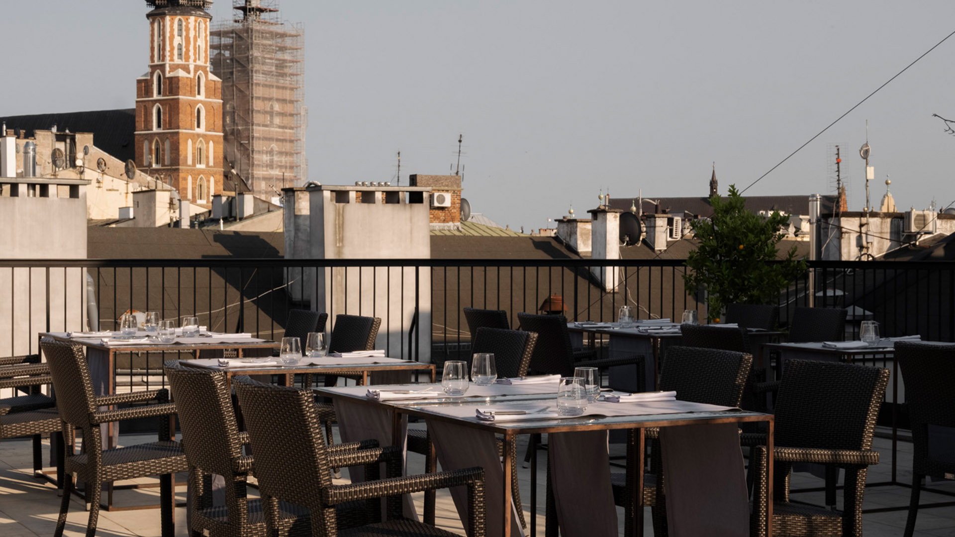 Hotel-warszawa-pieciogwiazkowy-hotel-w-centrum-warszawy-restauracja-szostka